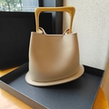 Borsa a secchiello in pelle beige con fondo curvo e manico in metallo dorato - Albicocca Lattea