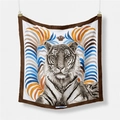 Detalle de pañuelo de seda cuadrado con estampado de tigre y logo de París - 53x53cm / café