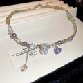 Dettaglio della collana con orsetto di cristallo viola con cuore e perline - Viola e Bianco