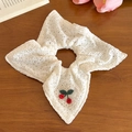 Witte kanten scrunchie met rode kersenborduring op een donkere houten achtergrond - #1 Hartvormige Kersenwitte Uitgeholde Vierkante Zakdoek