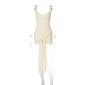 Dettaglio ravvicinato dell'abito in pizzo beige con nodo in vita e nastro fluente - XS / Albicocca