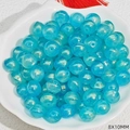 Nahaufnahme von 8x10mm blauen gläsernen Untertassenperlen in einer weißen Schale - See-Blau Halbtransparent