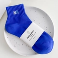 Calcetines de algodón azul real con bordado de letras NA y empaque de papel minimalista - Talla única / Azul Klein