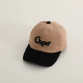 Détail de la broderie sur casquette de baseball bicolore en velours côtelé texturé - 52-54cm (3-8 Ans) / Kaki