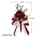 Boutonnière de rosa artificial burdeos con cinta para celebraciones, 8cm x 13,5cm - Boutonniere Rojo Vino