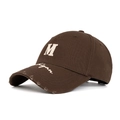 Cappellino da baseball marrone caffè con ricamo M beige e visiera effetto vintage - caffè