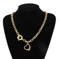 Collana dorata in acciaio inossidabile con ciondolo a cuore e chiusura a T su un manichino - Collana Dorata (KN202626-Z)
