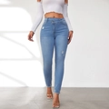 Damen Stretch-Jeans in Hellblau mit hohem Bund, Überkreuz-Knopf und fransigem Saum - S / Blau