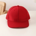 Détail d'une casquette trucker rouge avec filet respirant et panneau avant en coton - L (58-60cm) / Rouge