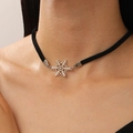 Collana choker in velluto nero con ciondolo a fiocco di neve in argento e piccolo diamante - Stile Fiocco di Neve Argentato (F78)