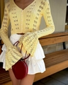 Détail du cardigan en maille ajourée avec col en V et longues manches évasées stylées - S / Jaune