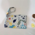 Détail d'une pochette en coton à dragonne avec imprimés lapin mignon et motifs floraux - Ours Lapin sur Gris Clair