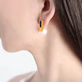 Pendientes minimalistas de oro con esmalte negro y perlas blancas para mujer - Dorado