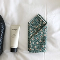 Detalle de bandana de algodón y lino verde con estampado floral y bordes dobladillos - Verde Matcha