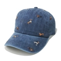 Dettaglio dei motivi bassotto ricamati sulla texture del cappello in cotone blu lavato - M (56-58cm) / Blu Notte