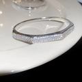Détail macro d'un bracelet hexagonal en argent serti de zircons brillants sur céramique - Style Angulaire Hexagonal (Qiemian)