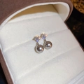Eleganti orecchini a fiore con zirconi e perle grigie in una scatola per gioielli - Stile con perno dell'orecchino in argento / Perla d'Argento