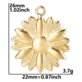 Detalle del colgante de girasol dorado con medidas de 26mm por 22mm y peso de 3,7g - Dorado