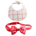 Dettaglio di bavaglio rosa a quadretti per animali e farfallino rosso con cinturino - Taglia unica / Bavaglino a quadri rosa e papillon