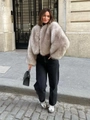 Détail d'une veste en fausse fourrure beige avec poignets larges et texture douce - S / Dégradé Gris