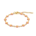 Detail van roze emaille madeliefjes op verstelbare gouden 18K titanium stalen armband - Roze