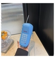 Détail du sac bandoulière bleu en forme de téléphone rétro avec chaîne argentée et clavier - Bleu