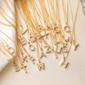 Elegante vergoldete Kupferhalskette mit A-Z Buchstaben-Anhängern aus weißen Perlen - Buchstabe A / Gold