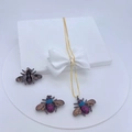 Conjunto de joyas de abeja en latón chapado en oro con circonitas de colores - Abeja de metal oscuro con gemas azul púrpura