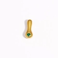 Gros plan d'un pendentif goutte doré orné d'une pierre précieuse verte en forme de cœur - Lettre I / Or / Gemme Coeur Vert