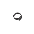 Primer plano detallado del anillo cruzado abierto en acero inoxidable negro mate elegante - Negro