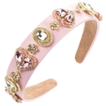 Detail van roze barokke hoofdband met hartvormige edelstenen en gouden strass accenten - Lichtroze
