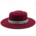 Dettaglio cappello di lana bordeaux con elegante decorazione a quattro file di strass - M(56-58cm) / Borgogna