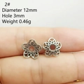 Detailansicht eines 12mm silbernen Hohlblumen-Abstandhalters für die Schmuckherstellung - Stil 2