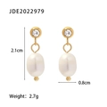 Detailsicht der 18k Gold Perlenohrringe mit Strass, Maße 2,1cm hoch und 0,8cm breit - Gold / Weiß (JDE2022979)