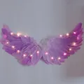 Dettaglio di ali d'angelo viola piumate con luci LED rosa brillanti e piume morbide - Viola - Luce LED Calda