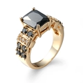 Anello stile punk placcato oro da donna con grande zircone nero e pietre laterali - US 8 / Oro Nero