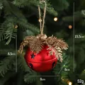 Campanella di Natale rossa con aghi di pino dorati e intaglio a forma di stella - Rosso