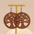 Dettaglio di orecchini bohémien in legno con motivo albero della vita su supporto - Stile Albero della Vita Traforato (11910) / Marrone scuro