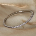 Pulsera tenis elástica plateada con circonitas rosa claro sobre fondo de seda - Acero / Circonita Blanca
