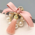 Portachiavi fiocco rosa con perle e nappine con frange su moschettone dorato - Rosa