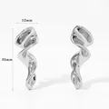 Pendientes geométricos retorcidos en plata pulida, dimensiones 35mm por 12mm - Plateado