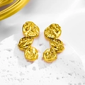 Pendientes de pétalos dorados con textura martillada sobre base de piedra blanca - Oro de 18K / Dorado
