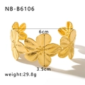 Dettaglio del bracciale rigido in acciaio inossidabile placcato oro 18k con fiore - Squisito Stile Fiore In Rilievo (NB-B6106)