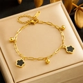Gouden roestvrijstalen armband met zwarte klaverhangers en gouden kralen op een juwelendoosje - Zwarte Bloem Stijl (B1378黑色)
