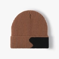 Gorro de punto de invierno en estilo color block negro y marrón con textura de canalé - Talla única / Caramelo