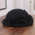 Dettaglio cappello pillbox nero in feltro di lana con fiori in tessuto e nappe di perline - M (56-58cm) / Nero
