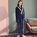Accappatoio spesso in flanella blu scuro da uomo con bordi bianchi e cintura in vita - M / Blu Notte [Donna]