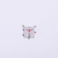 Detalle del colgante cuadrado de plata con cruz de gemas coloridas y cuatro anillos de metal - Colgante de Cruz Plateada 20*23MM