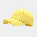 Vue détaillée de la casquette jaune avec effet vieilli et bords effilochés vintage - Jaune