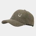 Dettaglio macro del ricamo sorriso e trama a coste su cappello baseball in velluto verde - Regolabile / Verde Militare